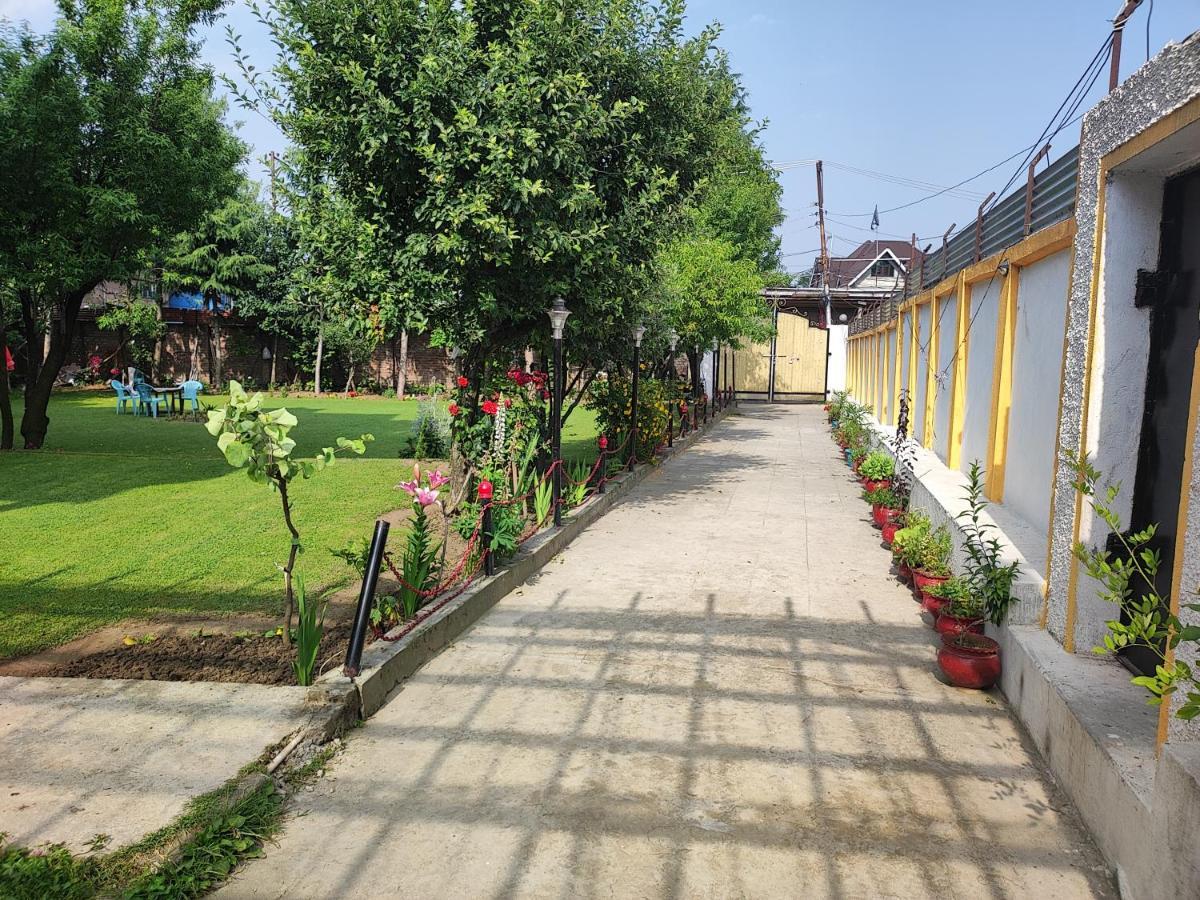 The Clover Inn Srīnagar 외부 사진
