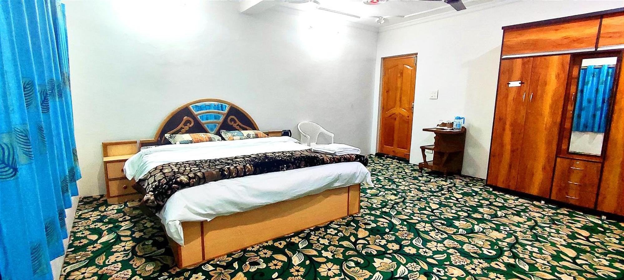 The Clover Inn Srīnagar 외부 사진