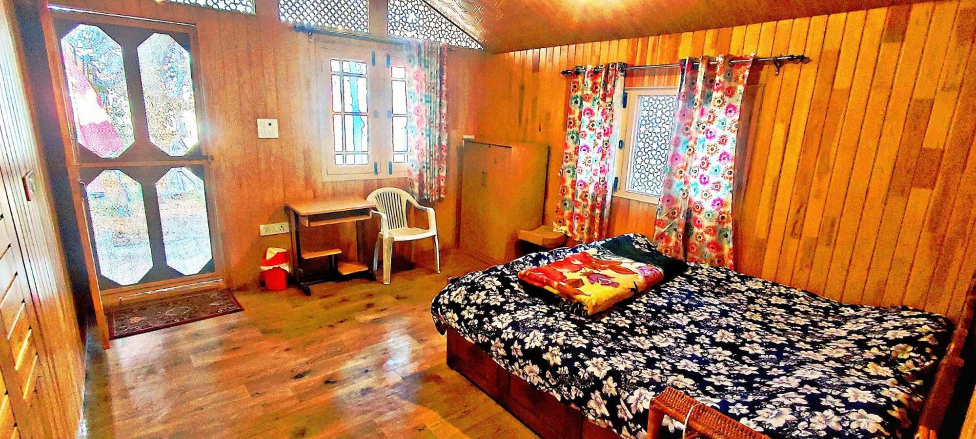 The Clover Inn Srīnagar 외부 사진